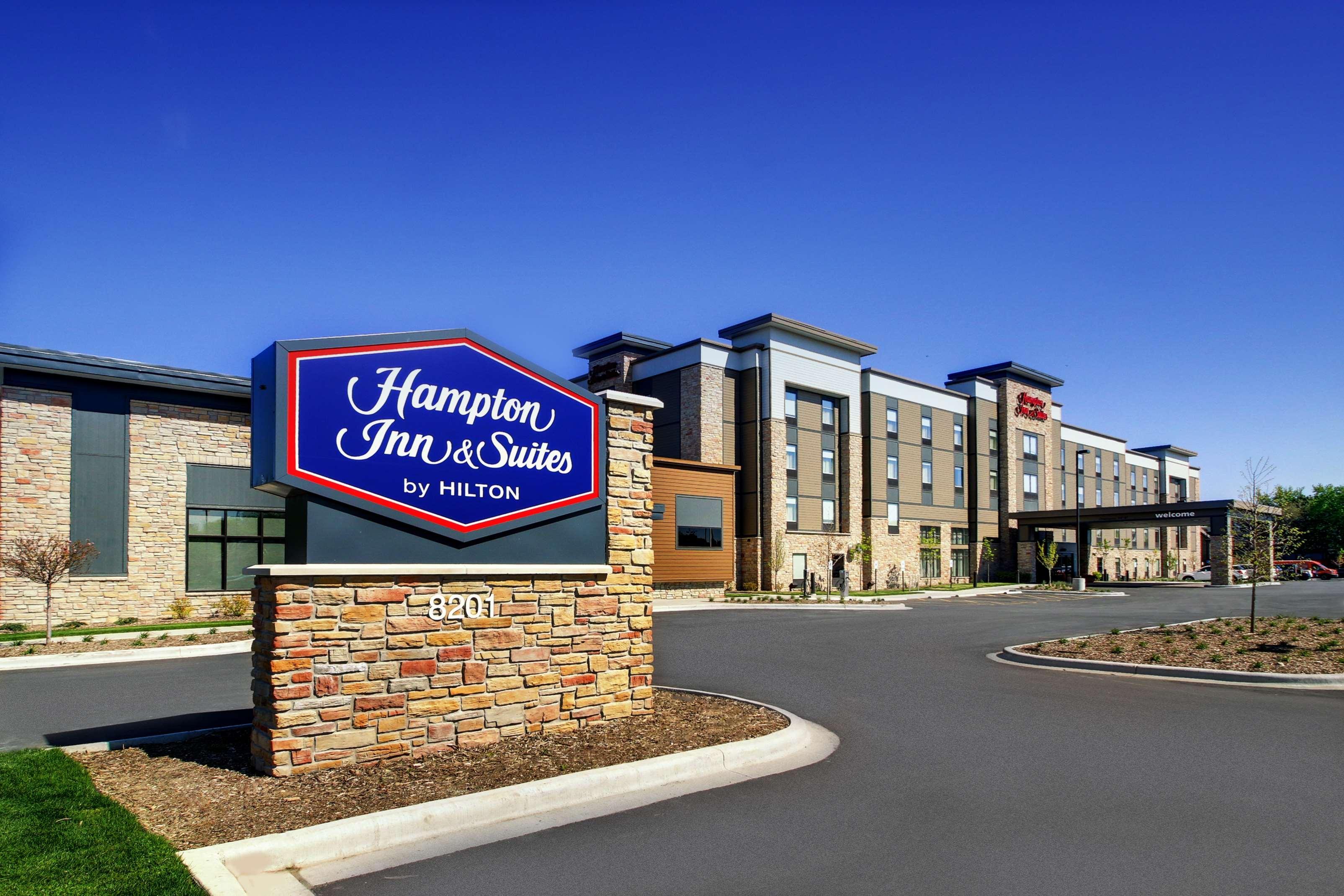 Hampton Inn & Suites Milwaukee West West Allis Exterior photo