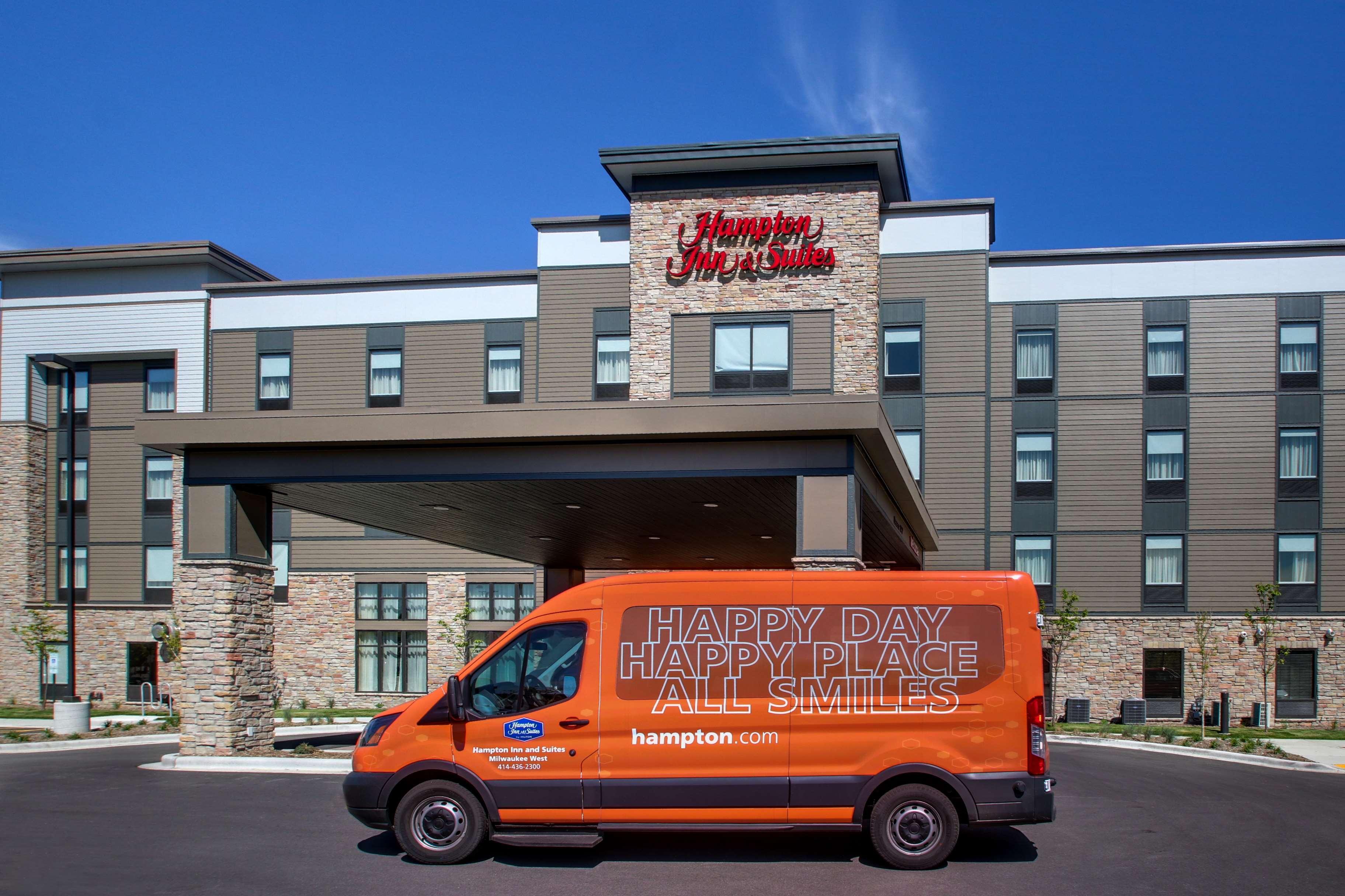 Hampton Inn & Suites Milwaukee West West Allis Exterior photo