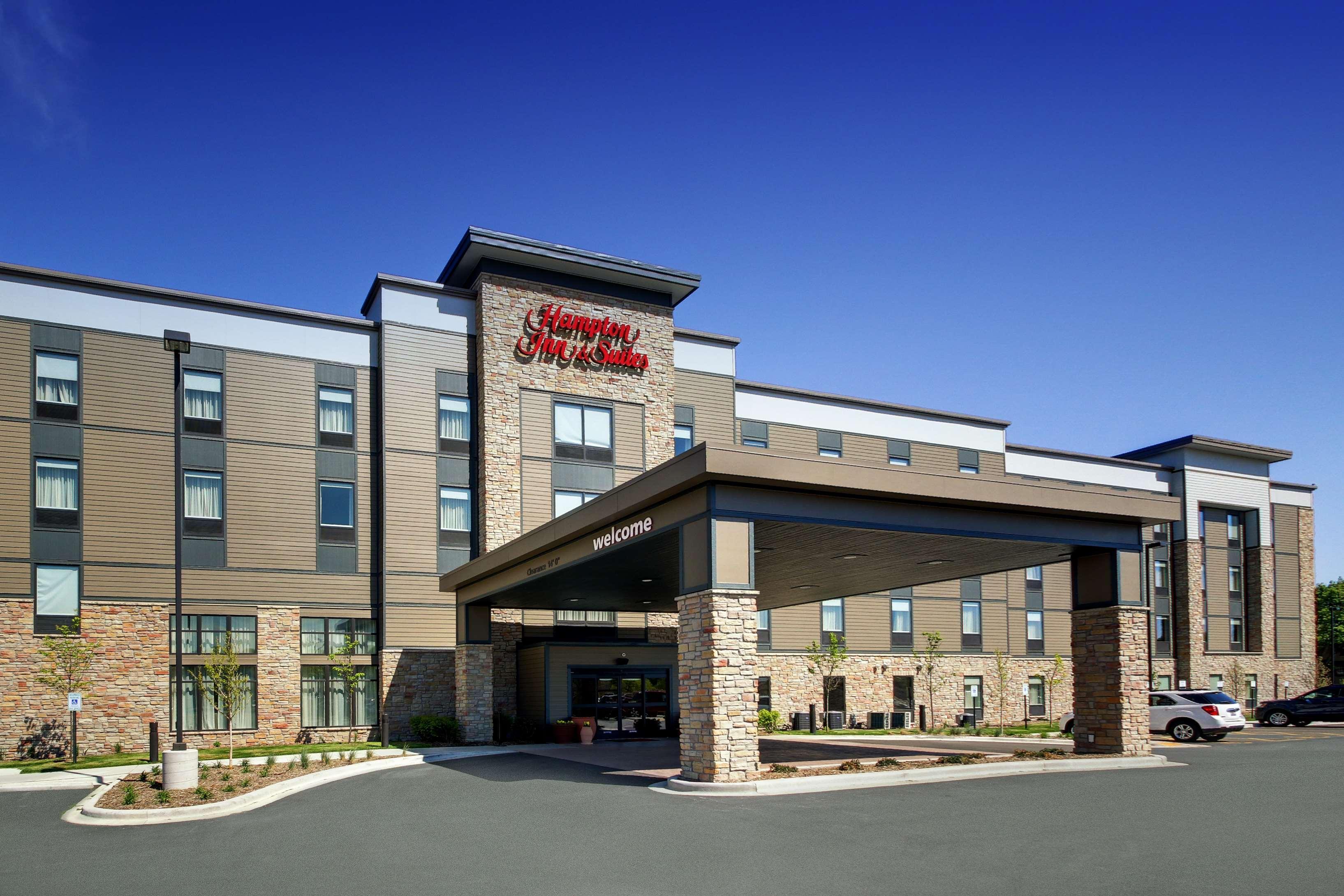 Hampton Inn & Suites Milwaukee West West Allis Exterior photo